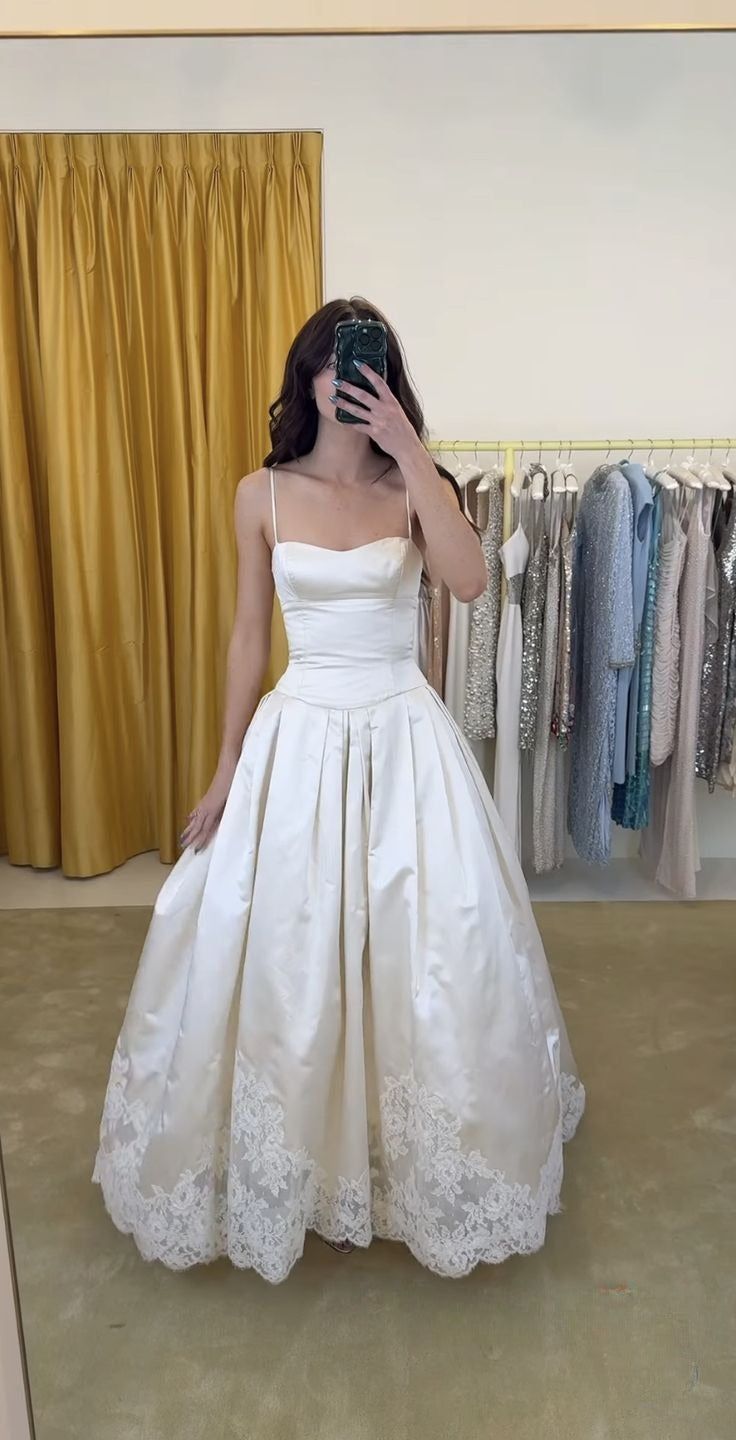 Robe de bal longue en dentelle à bretelles spaghetti et coupe trapèze C5762