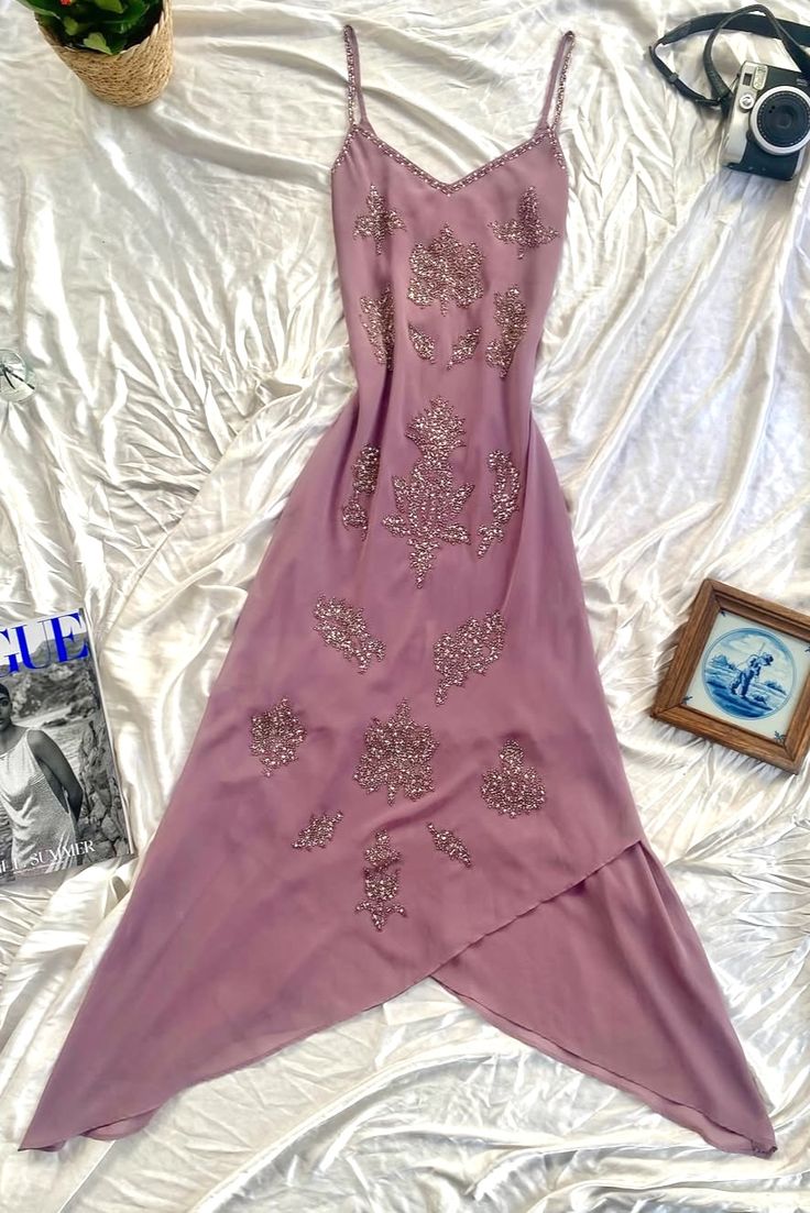 Robe de bal longue chic en mousseline de soie à fines bretelles et perles, sans manches, coupe trapèze, référence C6393