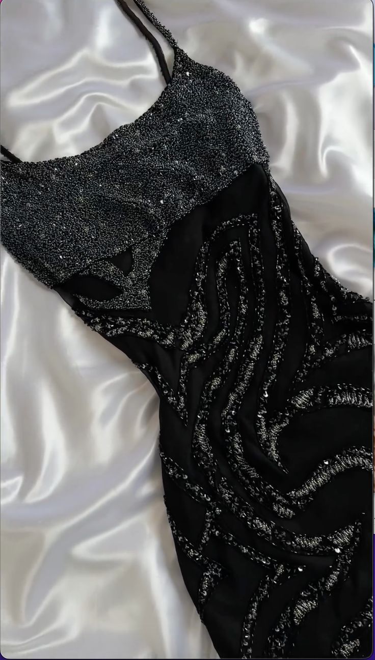 Robe de bal longue sirène noire chic à fines bretelles, en mousseline de soie ornée de sequins et de perles, sans manches, référence C6398