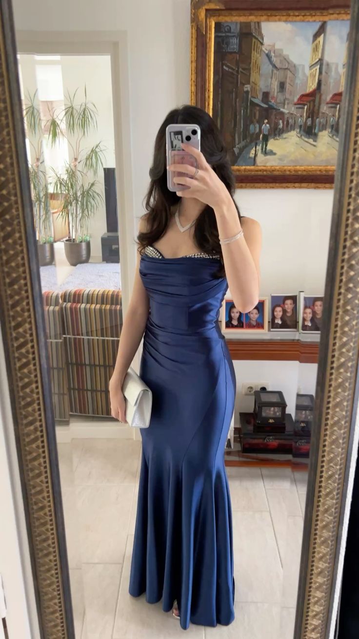 Robe de bal longue sirène bleu marine à fines bretelles, en satin orné de perles, sans manches, référence C6423