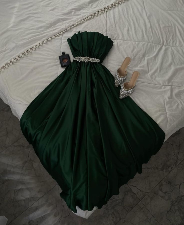 Robe de bal longue vert foncé, coupe trapèze, plissée, en satin, ornée de perles et sans manches, référence C6425
