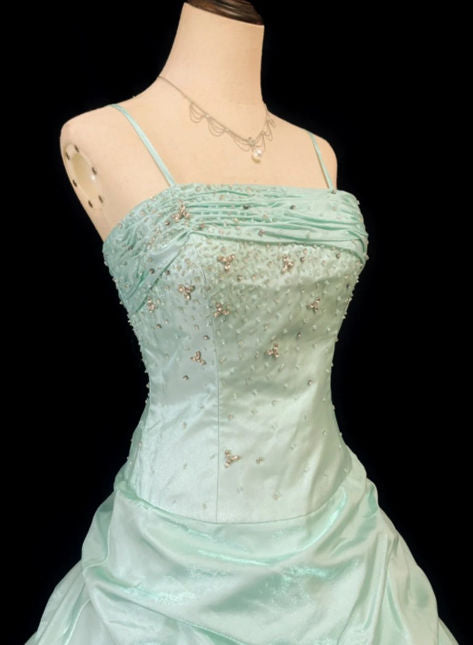 Robe de bal longue vert menthe à fines bretelles, en satin orné de perles, sans manches, référence C6462