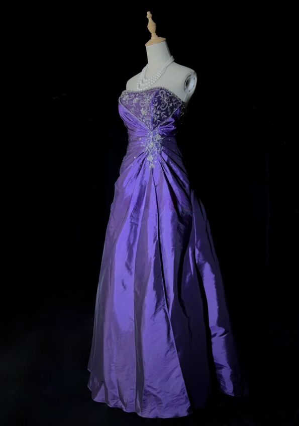 Robe de bal longue violette plissée en satin et dentelle, sans manches, coupe trapèze, sans bretelles, ornée de perles et de perles. Référence C6463
