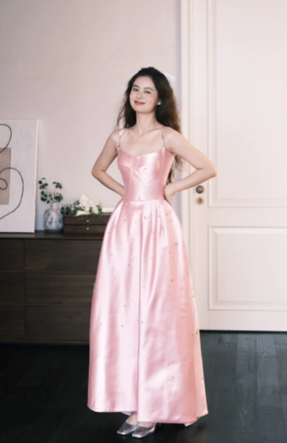Robe de bal longue rose à fines bretelles, coupe trapèze, en satin et perles, référence C6745