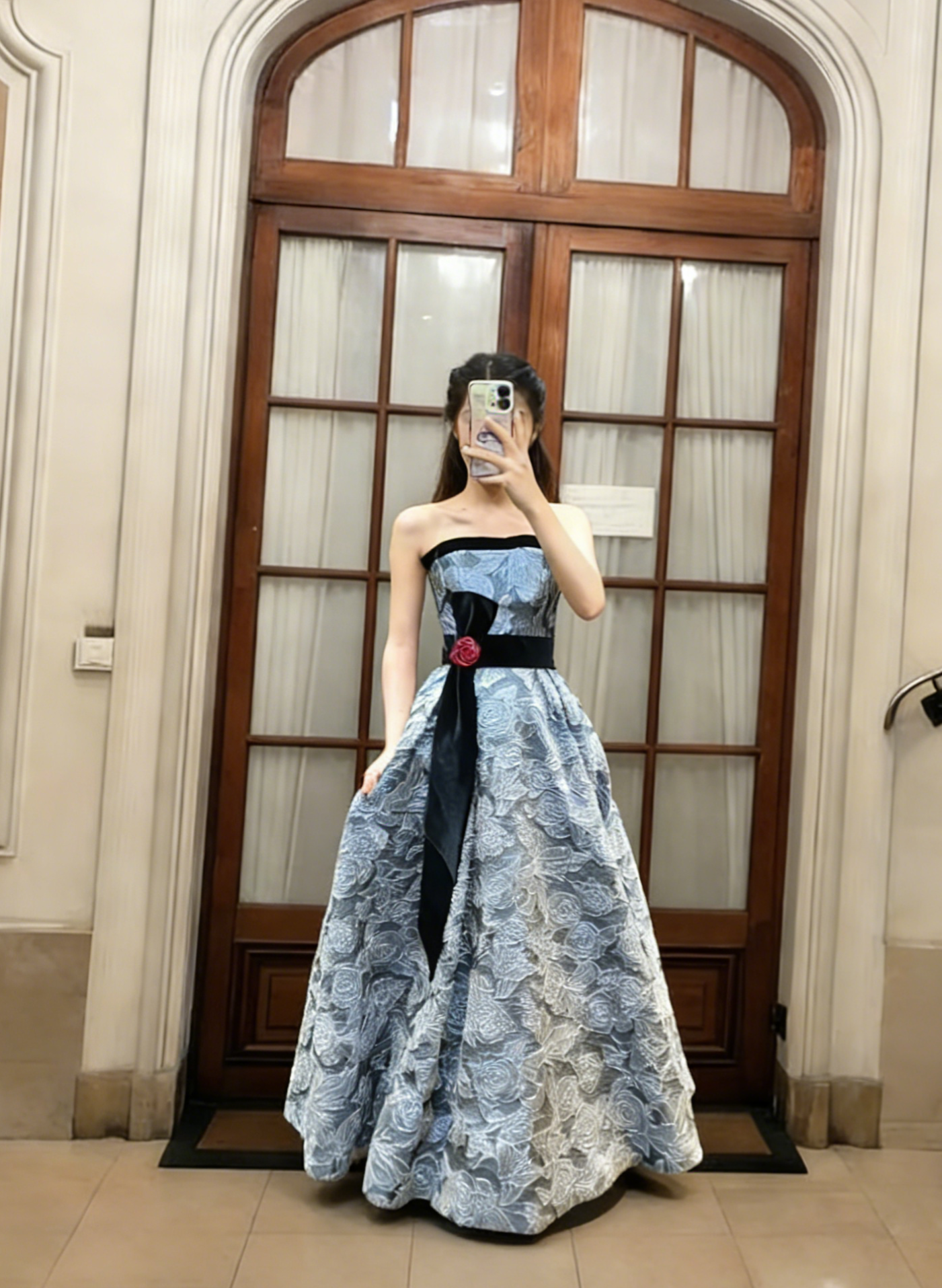 Robe de bal longue chic en satin et dentelle, coupe trapèze, bretelles, référence C6786