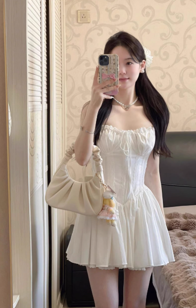 Robe courte princesse blanche à fines bretelles style français C7036