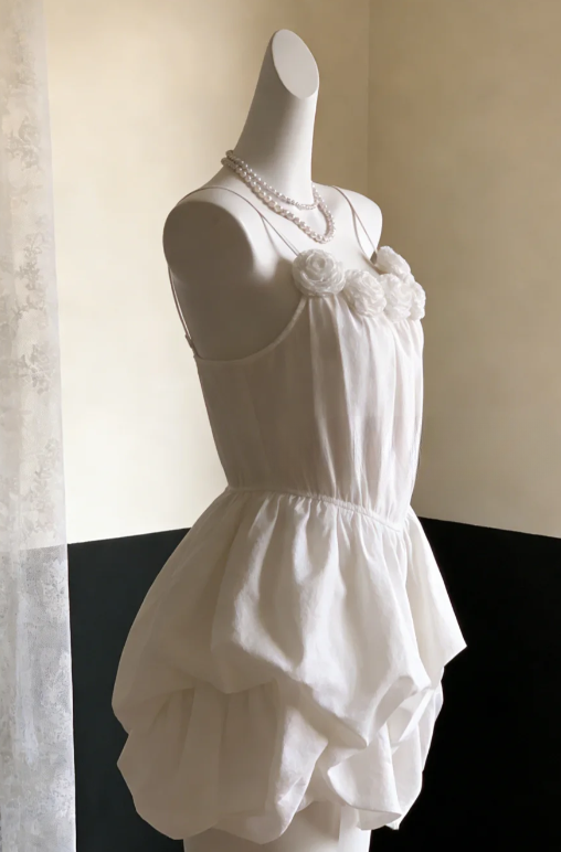 Robe courte en satin à fines bretelles et coupe trapèze, idéale pour un bal de promo ou un 16e anniversaire (C8036)