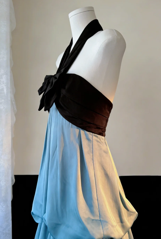 Robe courte chic en satin à col halter et coupe trapèze, idéale pour un bal de promo ou un 16e anniversaire (C8037)