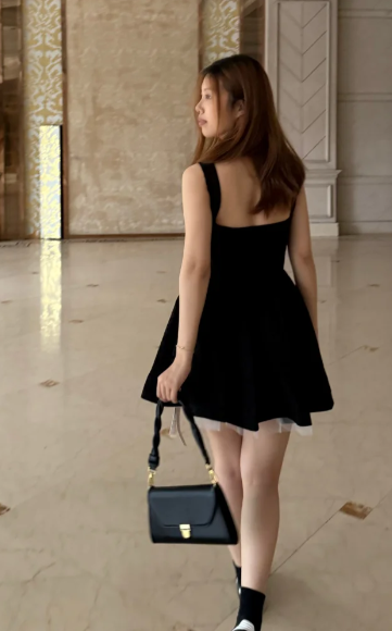 Robe courte noire en satin, coupe trapèze, idéale pour un bal de promo ou un 16e anniversaire (C8046)