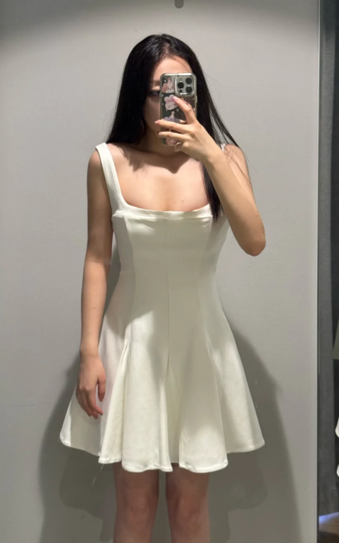 Robe courte trapèze carrée en satin, coupe carrée, idéale pour un bal de promo ou un 16e anniversaire (C8047)