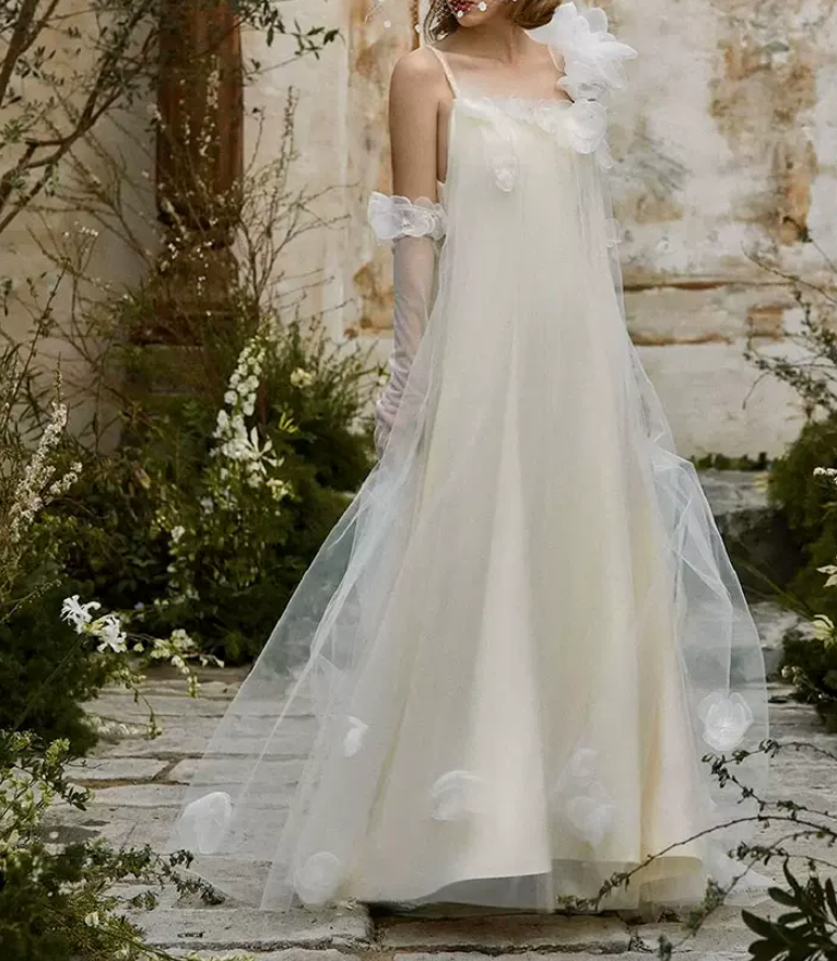 Romantic Spaghetti Straps Backless Wedding Dresses Tulle Appliques A-Line Bridal Dress C8827