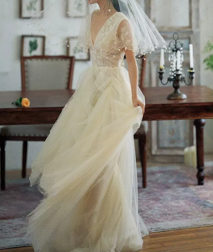 Romantic V Neck Wedding Dresses Tulle Short Sleeve A-Line Bridal Dress C8863