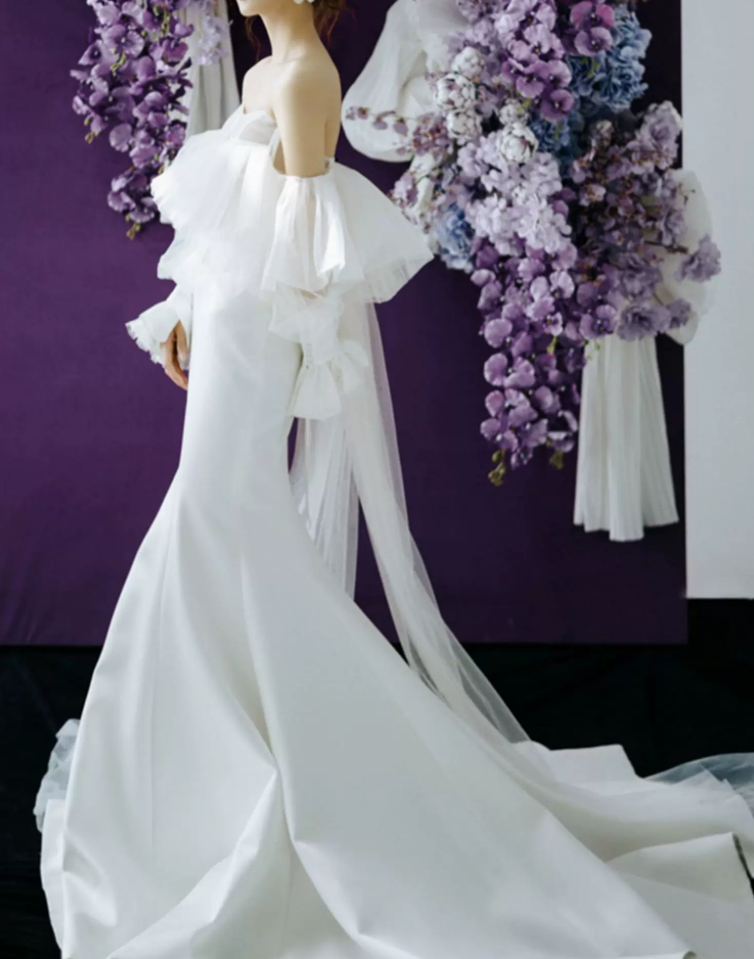 Graceful Off-Shoulder Wedding Dresses Long Sleeve Tiered Mermaid Bridal Dress C9859