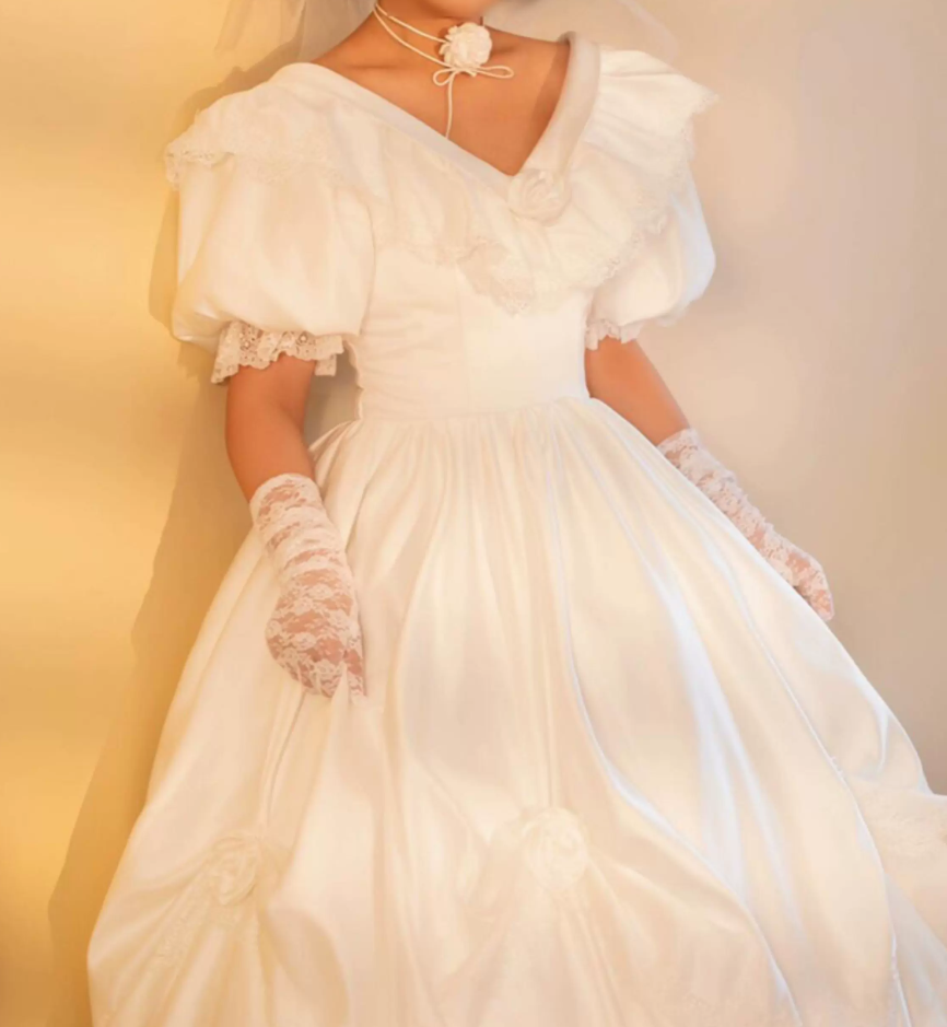 Classical V Neck Wedding Dresses Short Sleeve Satin Lace A-Line Bridal Dress C9994