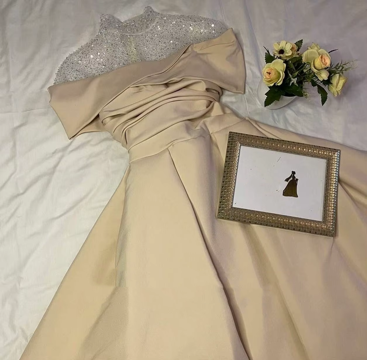 Robe de soirée élégante en forme de A, robe élégante, longueur au sol, manches courtes, col illusion, satin avec perles froncées, robe de bal C3284