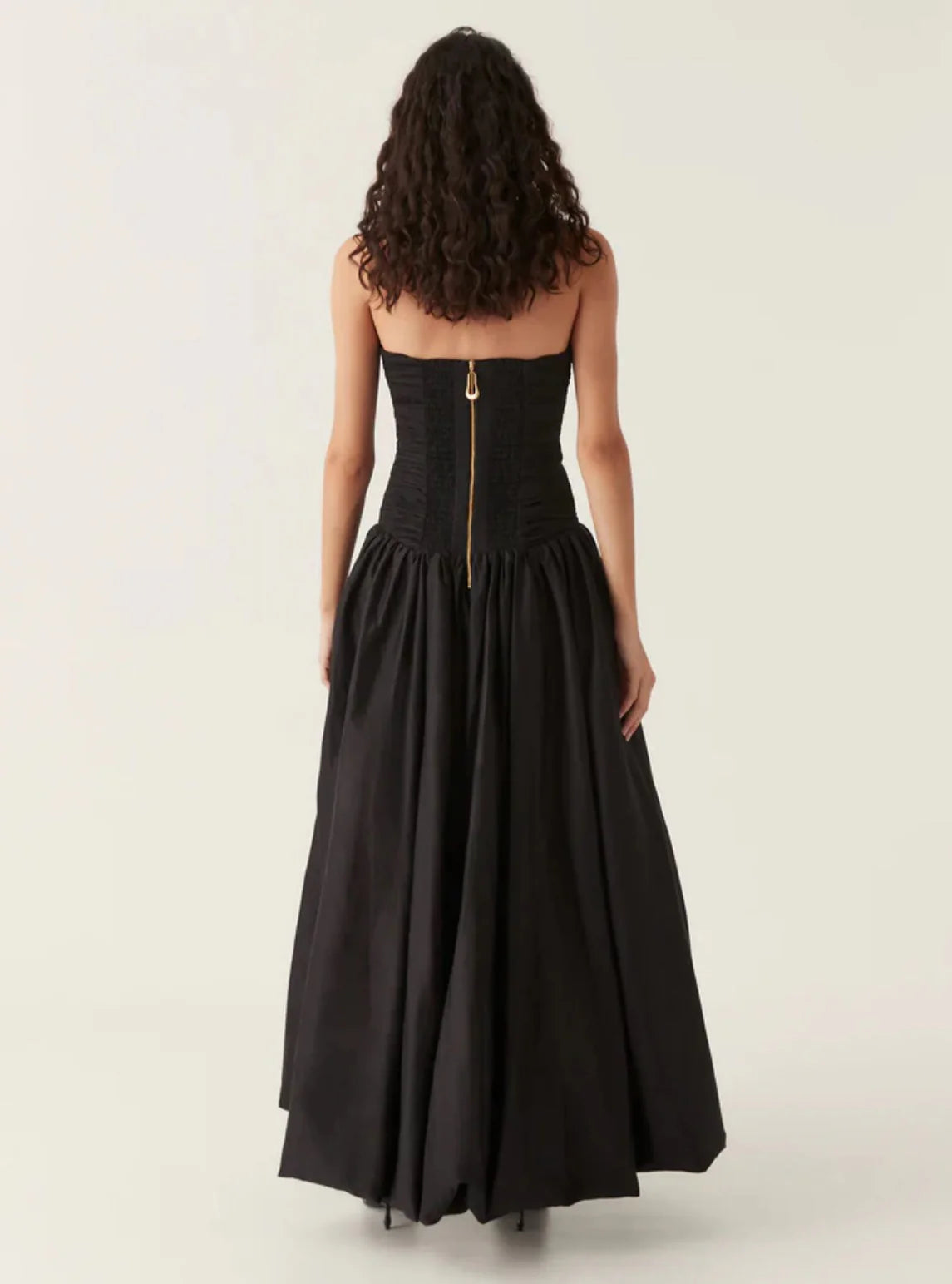 Robe de bal longue sexy noire en satin sans bretelles avec fente et gaine fantaisie C2624