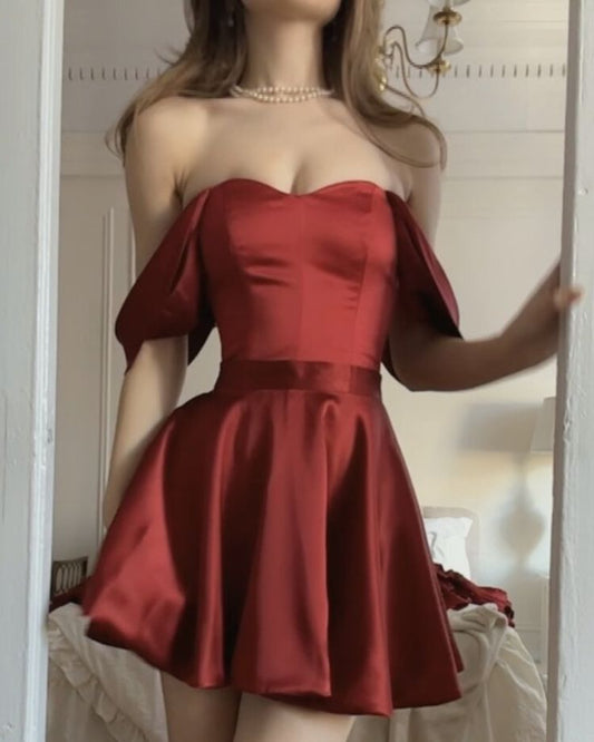 Robe de soirée courte en satin bordeaux à épaules dénudées et ligne A chic Robe de soirée BD2490