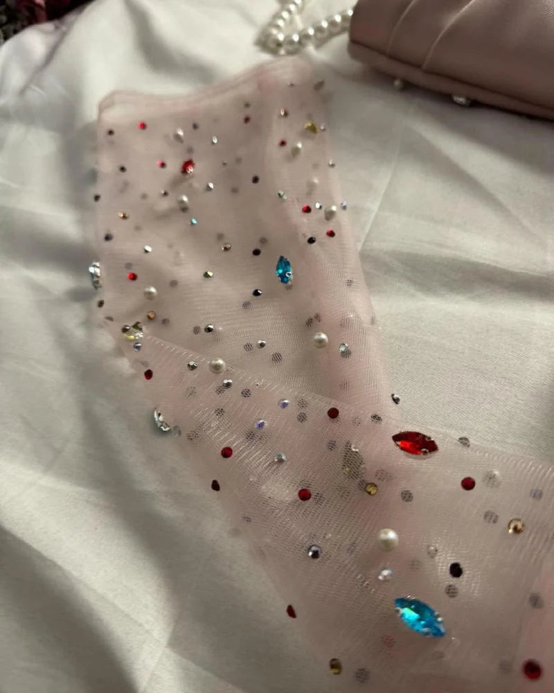 Robe de soirée longue en satin rose à volants et décolleté en cœur modeste C2008