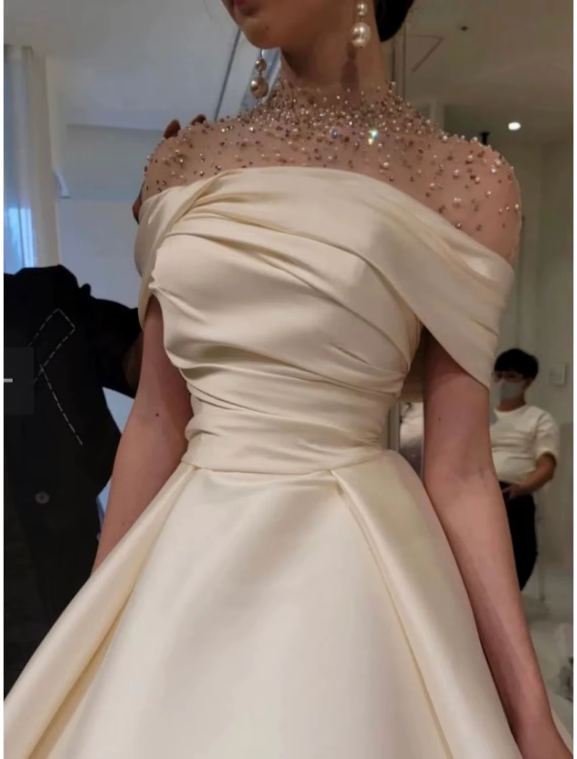 Robe de soirée élégante en forme de A, robe élégante, longueur au sol, manches courtes, col illusion, satin avec perles froncées, robe de bal C3284