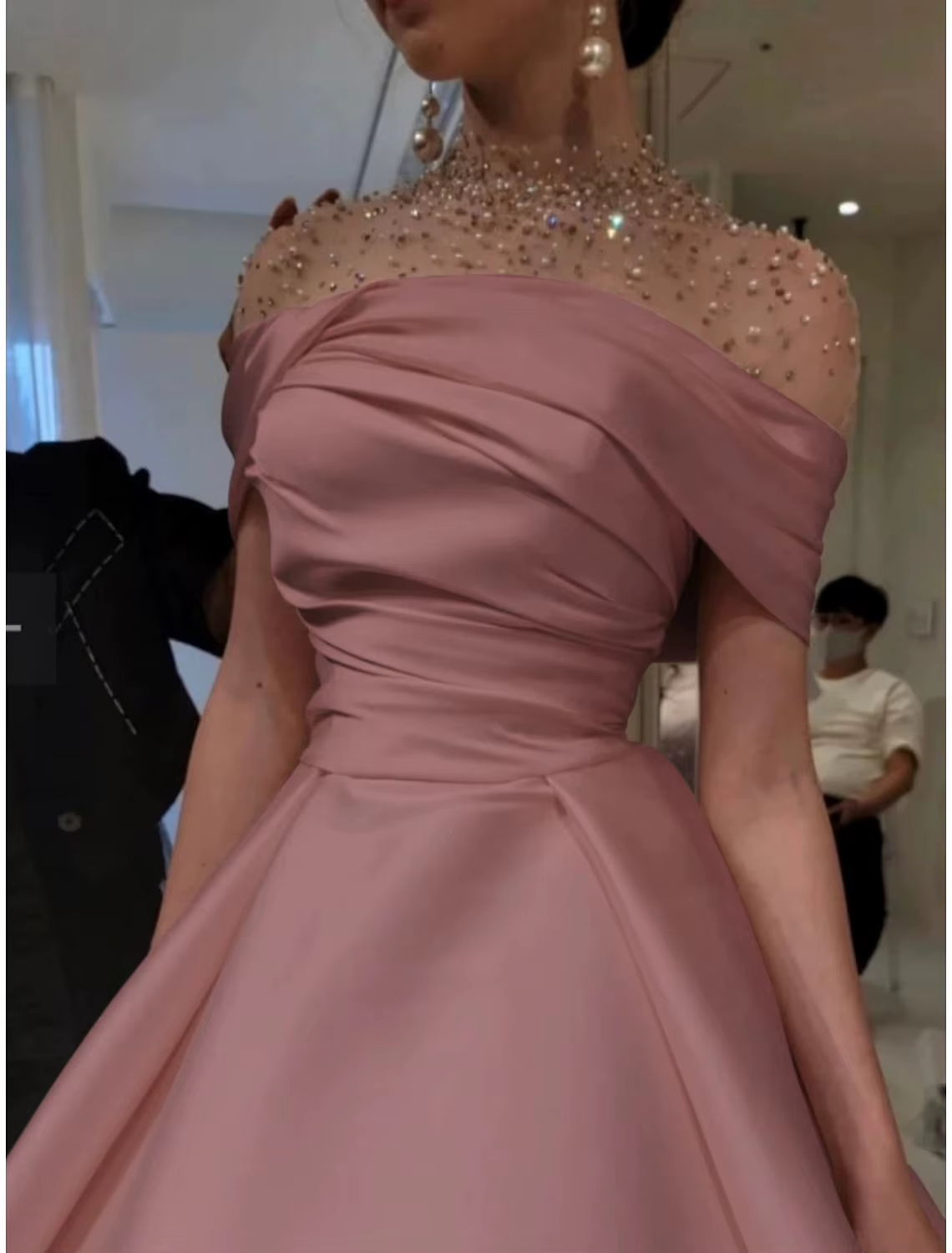 Robe de soirée élégante en forme de A, robe élégante, longueur au sol, manches courtes, col illusion, satin avec perles froncées, robe de bal C3284