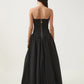 Robe de soirée longue en satin noir sans bretelles avec jolie robe de bal et volants C2598