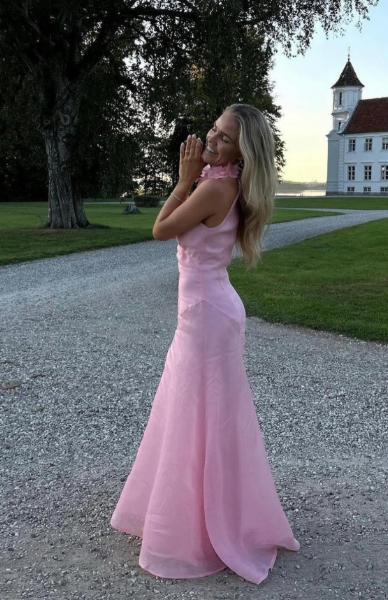 Superbe robe de soirée longue en tulle rose à décolleté haut et fente sirène C3042