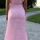 Superbe robe de soirée longue en tulle rose à décolleté haut et fente sirène C3042