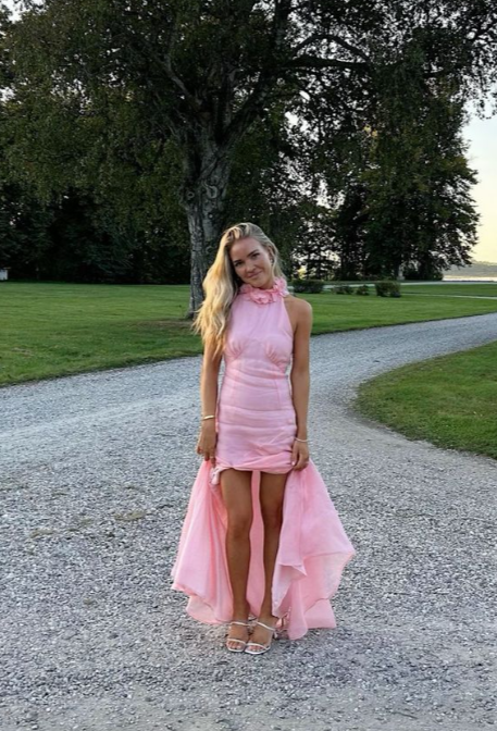 Superbe robe de soirée longue en tulle rose à décolleté haut et fente sirène C3042