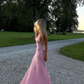 Superbe robe de soirée longue en tulle rose à décolleté haut et fente sirène C3042