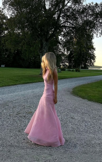 Superbe robe de soirée longue en tulle rose à décolleté haut et fente sirène C3042