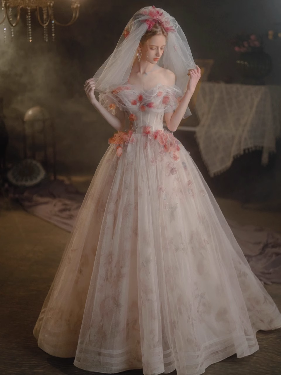 Belle ligne A hors de l'épaule robes de mariée florales en tulle B018