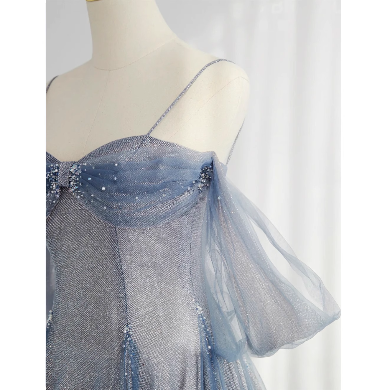Jolie robe de bal en tulle bleu, ligne A, épaules dénudées, B026