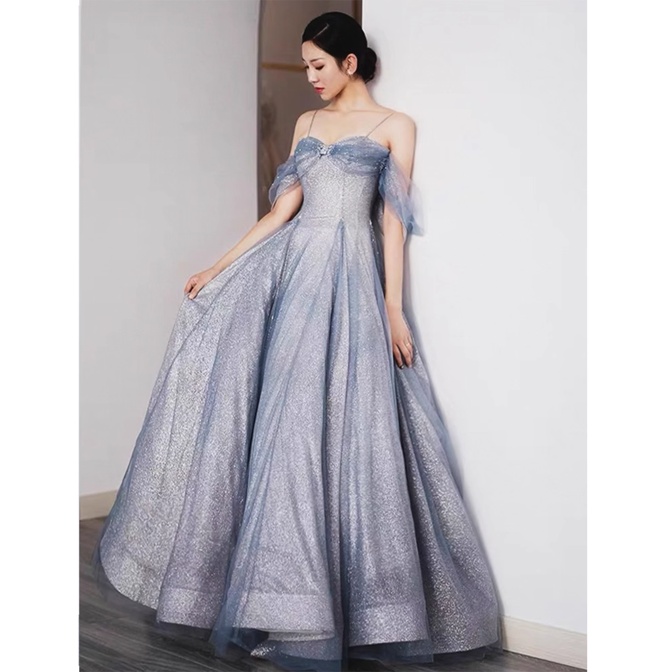 Jolie robe de bal en tulle bleu, ligne A, épaules dénudées, B026