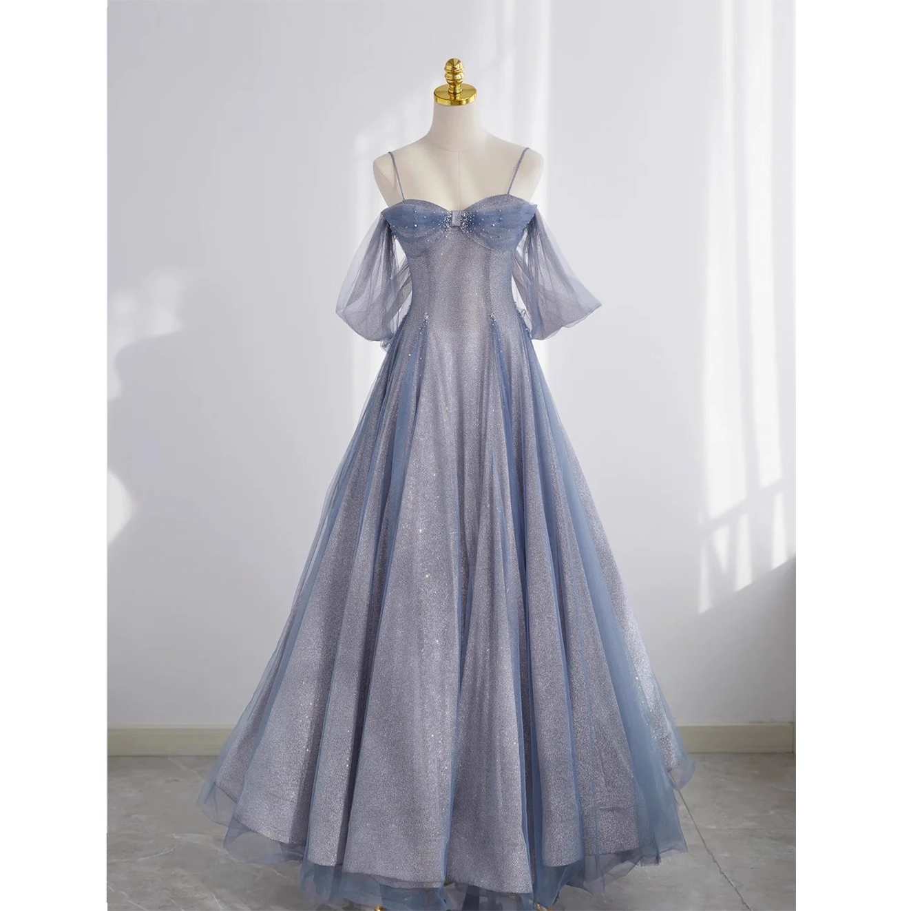 Jolie robe de bal en tulle bleu, ligne A, épaules dénudées, B026
