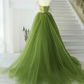Robe de bal longue en tulle vert trapèze B050
