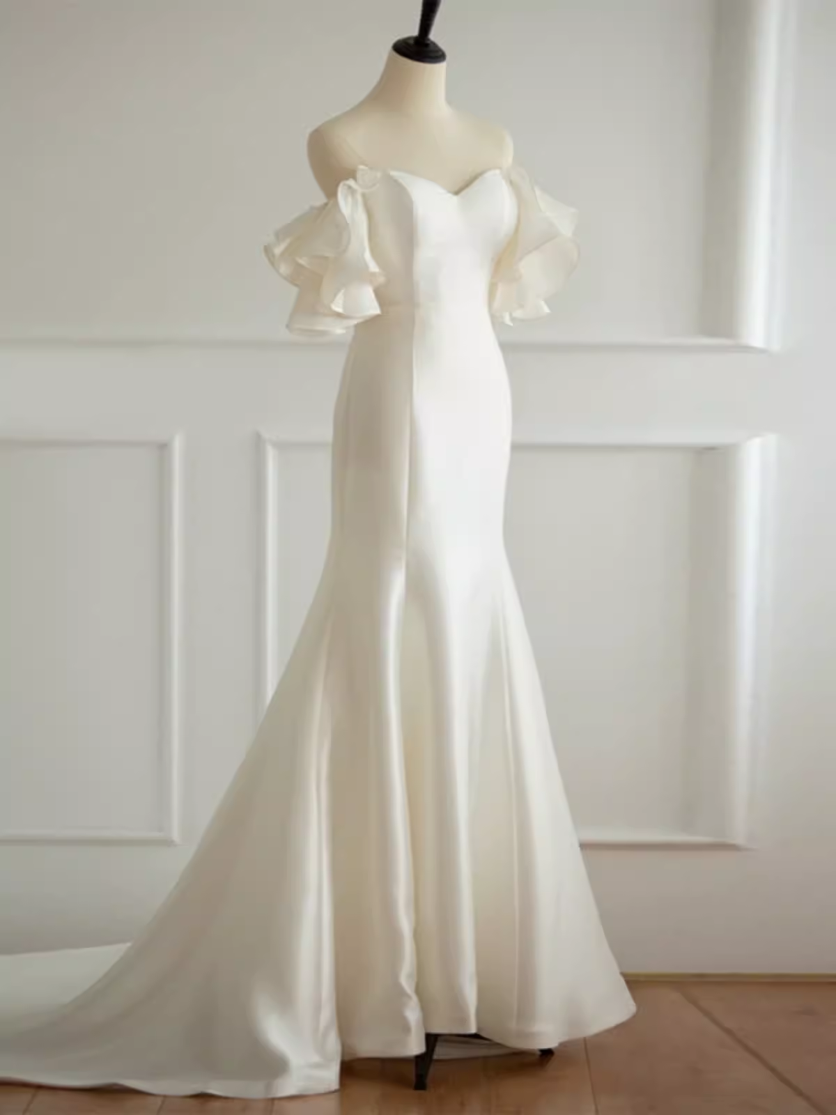Robe de bal sans bretelles en satin blanc longues robes de mariée B093