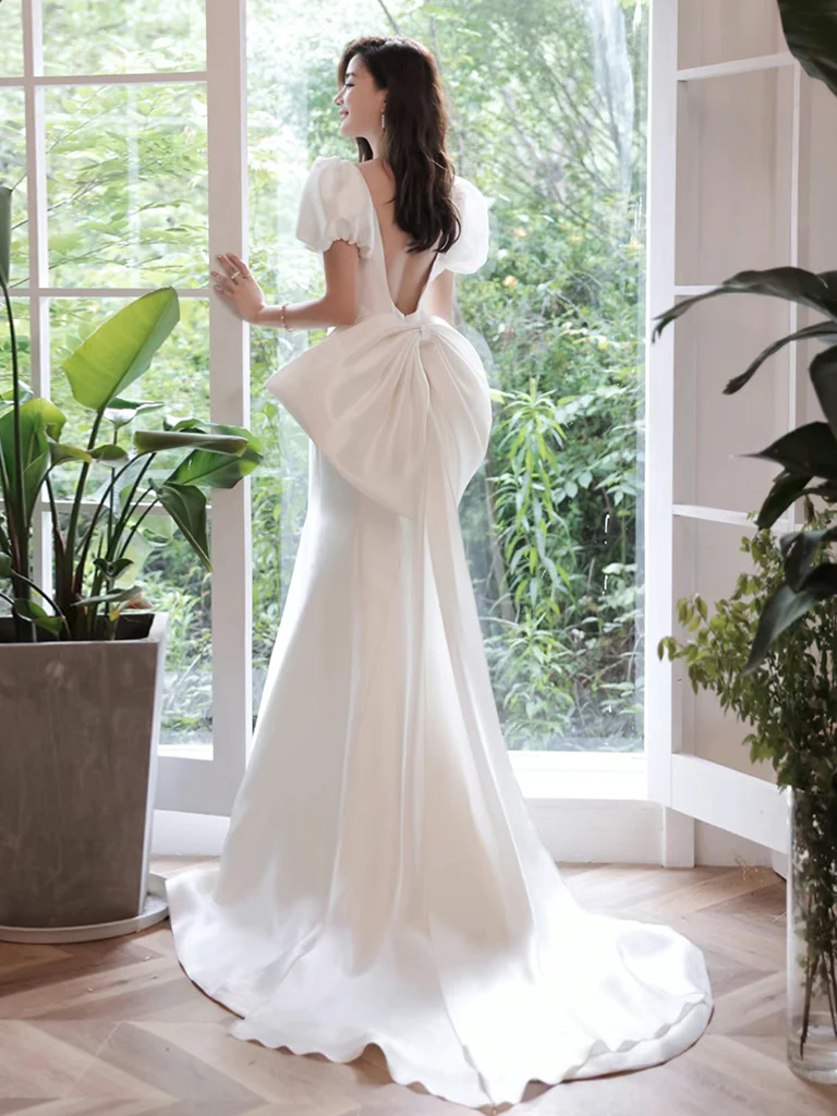 Robe de bal longue blanche sirène en satin à manches bouffantes simples B300