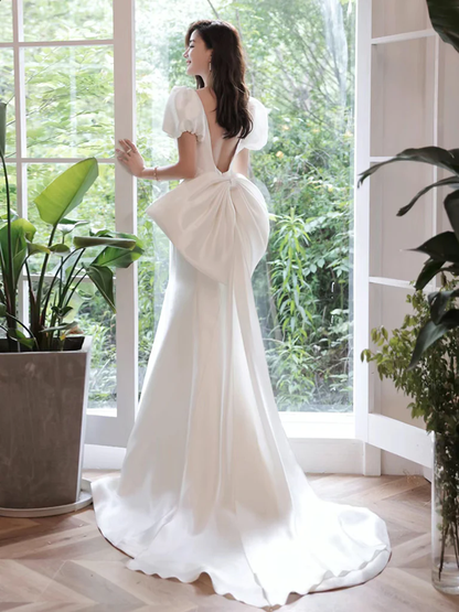 Robe de bal longue blanche sirène en satin à manches bouffantes simples B300