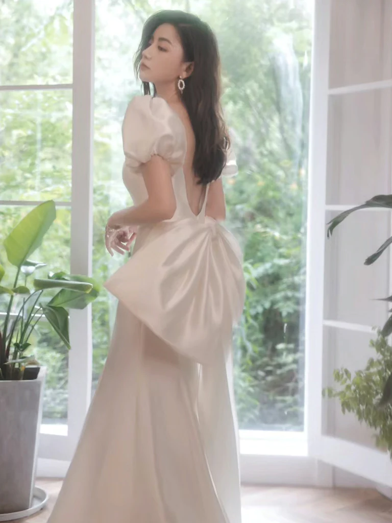 Robe de bal longue blanche sirène en satin à manches bouffantes simples B300