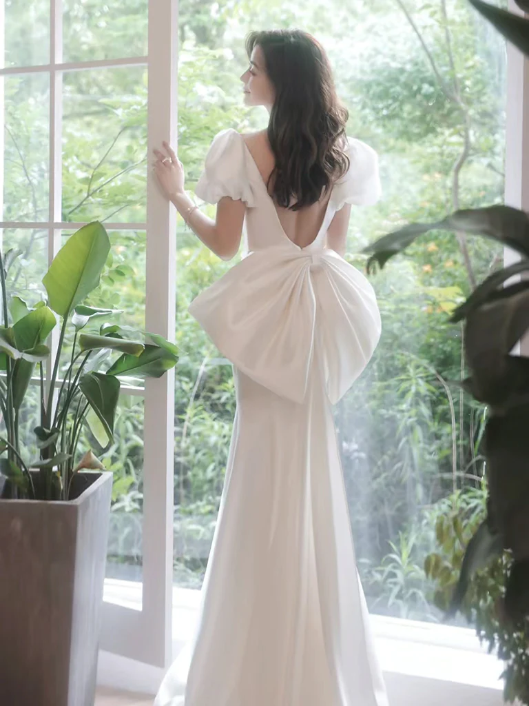 Robe de bal longue blanche sirène en satin à manches bouffantes simples B300