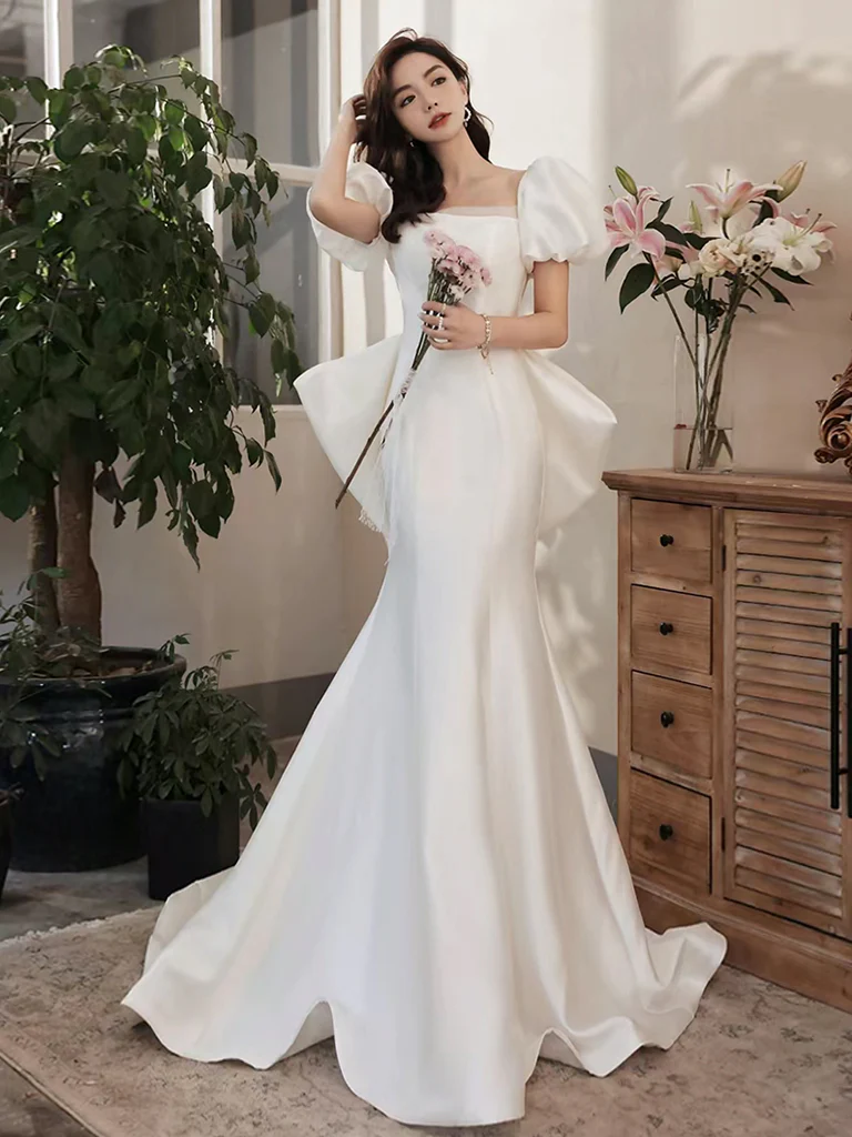 Robe de bal longue blanche sirène en satin à manches bouffantes simples B300
