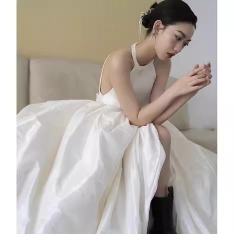 Vintage Ball Gown Scoop Neckline White Satin Wedding Dresses C120