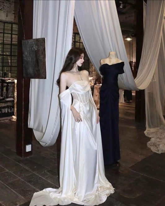 Robe de mariée longue en satin blanc à épaules dénudées et coupe A de conte de fées C1256