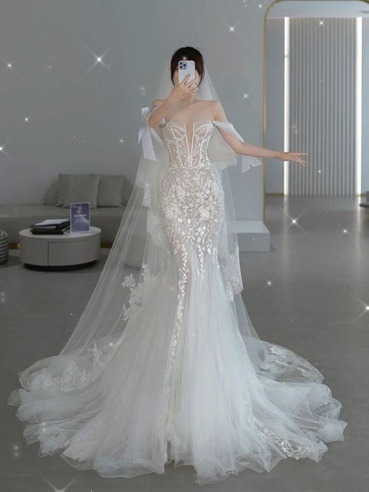 Robe de mariée longue blanche en dentelle à décolleté en cœur et sirène de conte de fées C1267