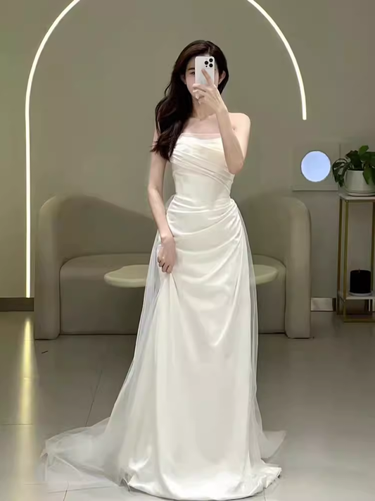 Robe de mariée sirène blanche en satin sans bretelles avec manches C1455