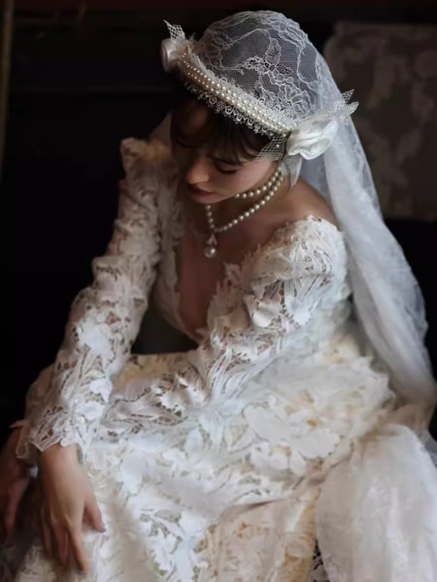Robe de mariée blanche chic en dentelle à décolleté en V et manches longues C1459