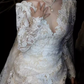 Robe de mariée blanche chic en dentelle à décolleté en V et manches longues C1459
