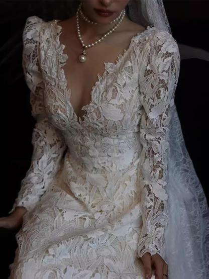 Robe de mariée blanche chic en dentelle à décolleté en V et manches longues C1459