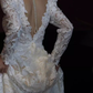 Robe de mariée blanche chic en dentelle à décolleté en V et manches longues C1459