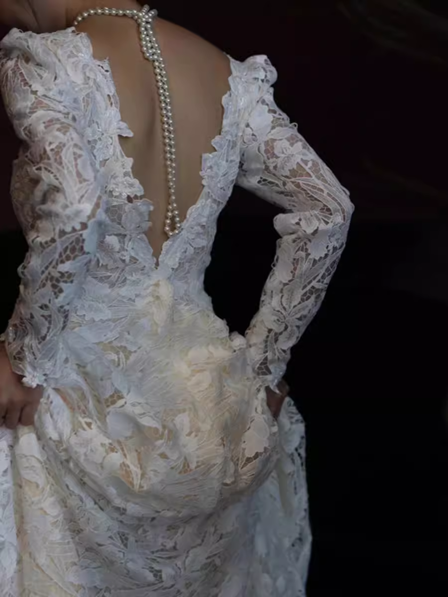 Robe de mariée blanche chic en dentelle à décolleté en V et manches longues C1459